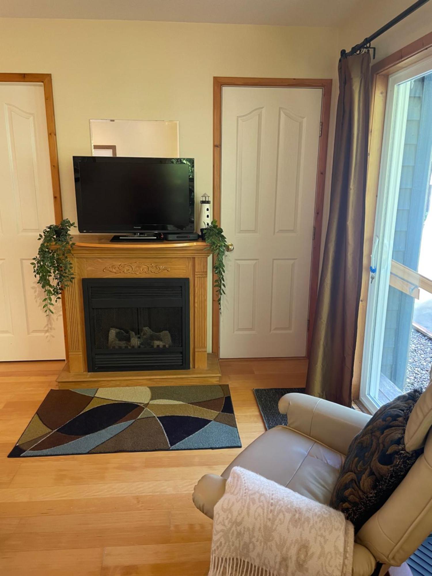 Cobble Wood And Bird Sanctuary Guest Houses Tofino Extérieur photo