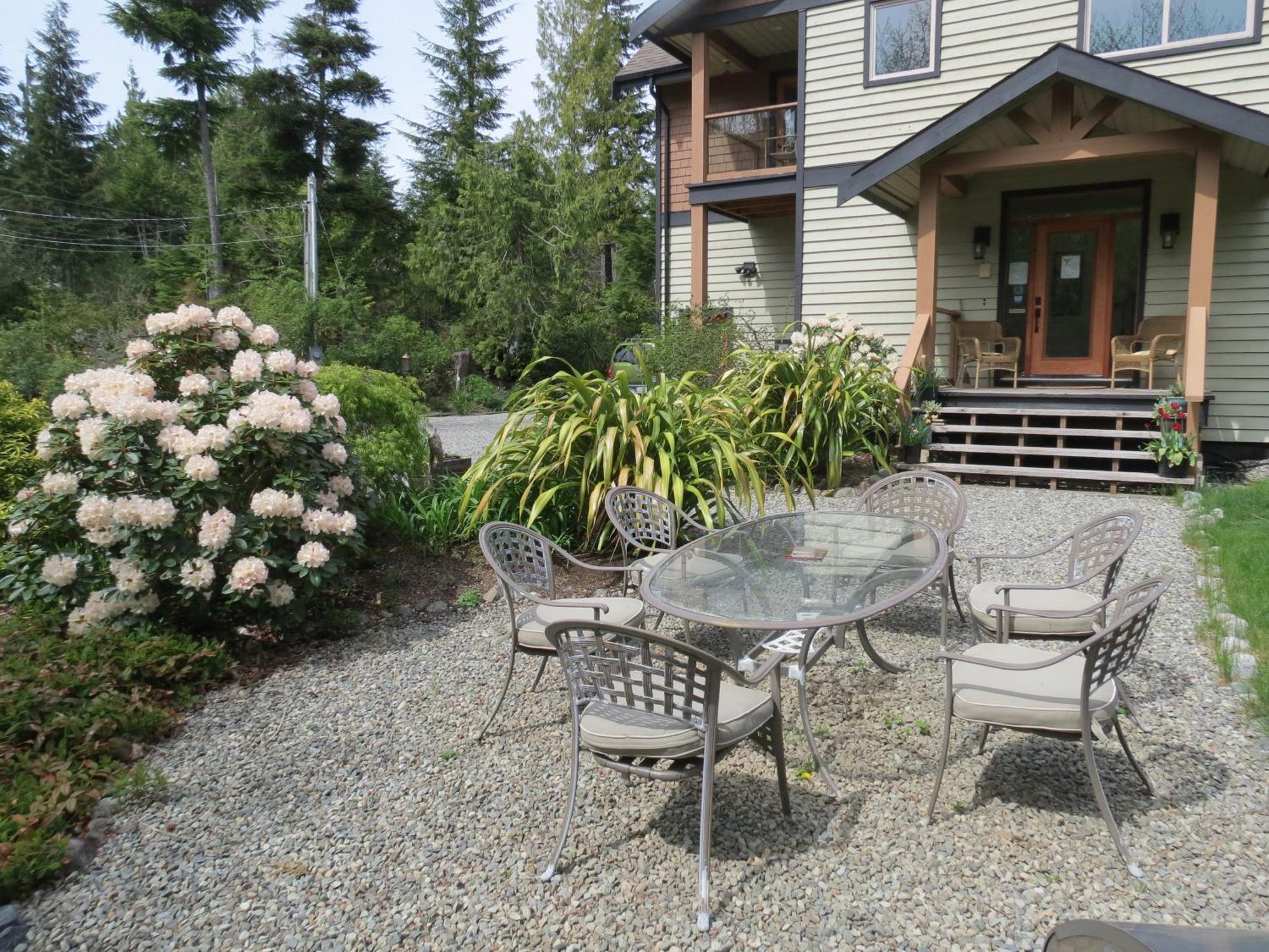 Cobble Wood And Bird Sanctuary Guest Houses Tofino Extérieur photo