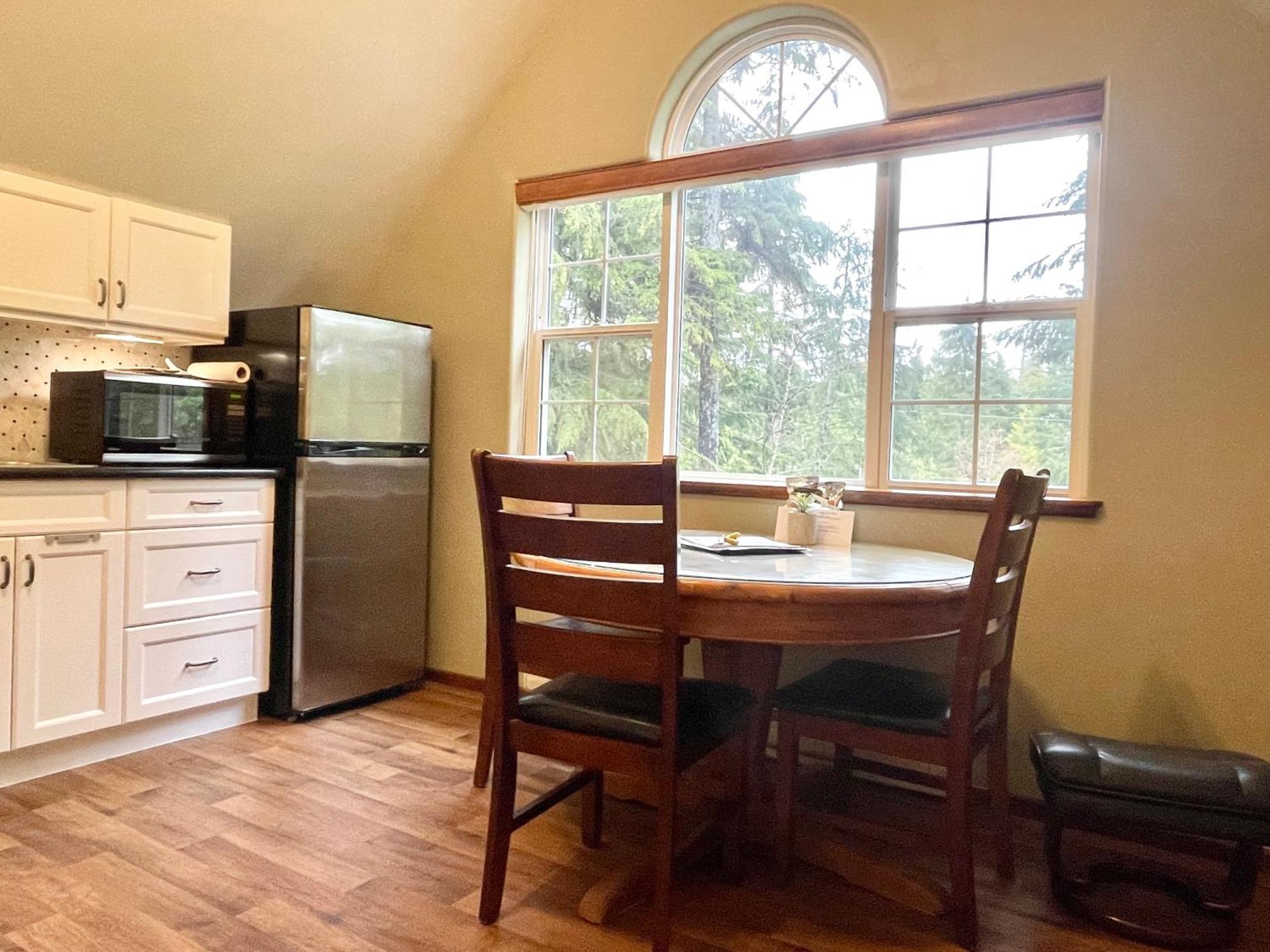 Cobble Wood And Bird Sanctuary Guest Houses Tofino Extérieur photo