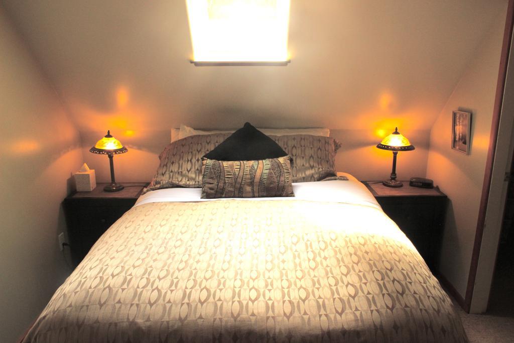 Cobble Wood And Bird Sanctuary Guest Houses Tofino Extérieur photo