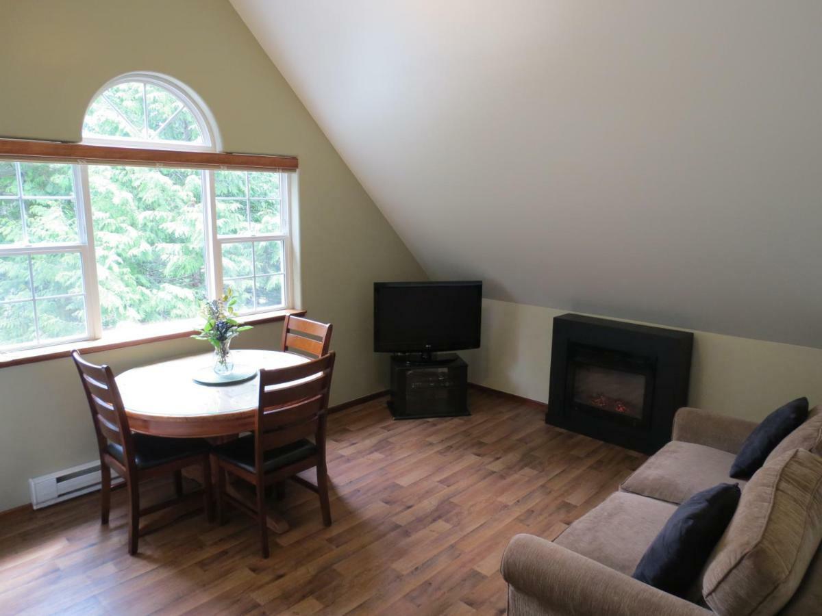 Cobble Wood And Bird Sanctuary Guest Houses Tofino Extérieur photo