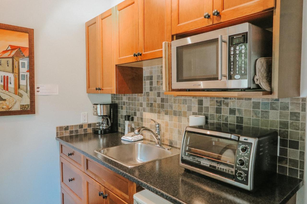 Cobble Wood And Bird Sanctuary Guest Houses Tofino Extérieur photo