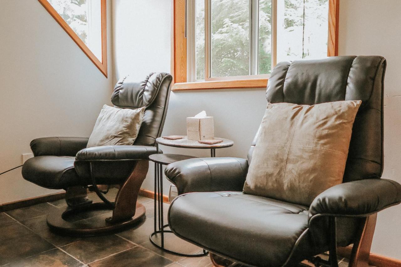 Cobble Wood And Bird Sanctuary Guest Houses Tofino Extérieur photo