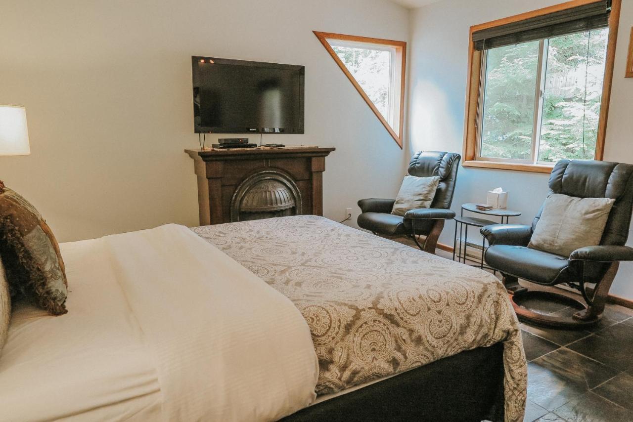 Cobble Wood And Bird Sanctuary Guest Houses Tofino Extérieur photo