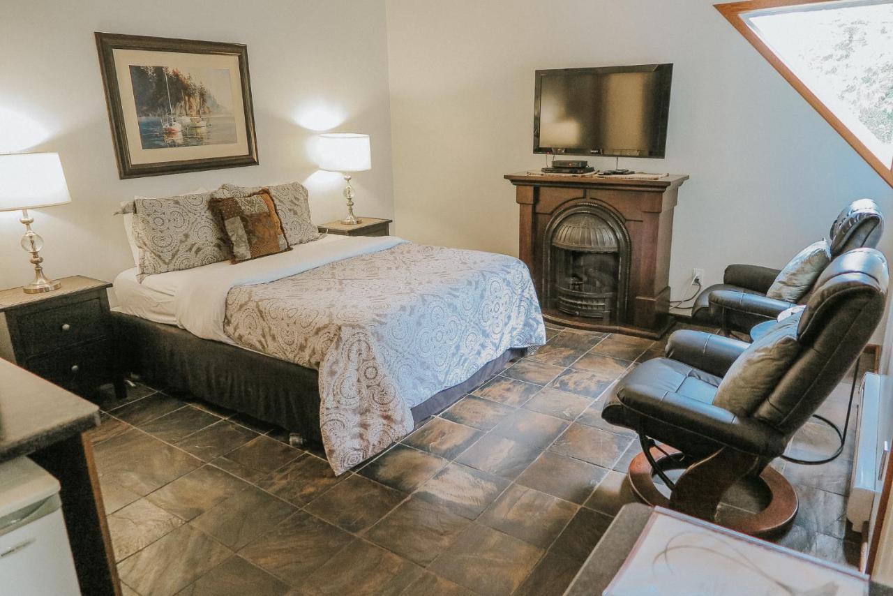 Cobble Wood And Bird Sanctuary Guest Houses Tofino Extérieur photo